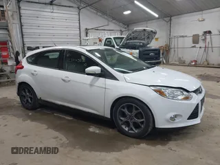 2014 Ford Focus SE z VIN 1FADP3K21EL193672, wystawiony jako IAAI lot #42344387 z przebiegiem 80 785 mil mil oraz . Historia ofert i sprzedaży dostępna na DreamBid. Obrazek 1.