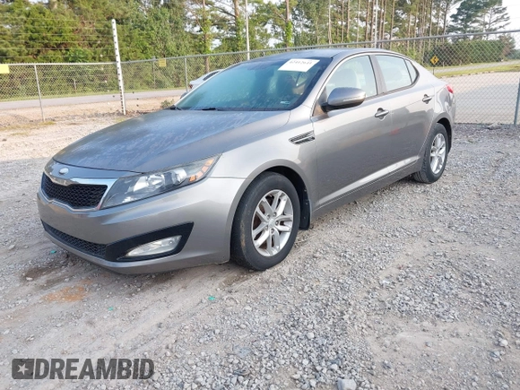2013 Kia Optima LX z VIN 5XXGM4A79DG200479, wystawiony jako IAAI lot #42412641 z przebiegiem 183 916 mil mil oraz . Historia ofert i sprzedaży dostępna na DreamBid. Obrazek 2.