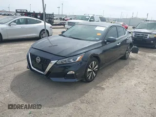 2022 Nissan Altima 2.5 SV with VIN 1N4BL4DV9NN413922, listed as a IAAI auction lot 41795933 with 33,104 mi miles. Bid and sale history available at carsss.com. Image 2.