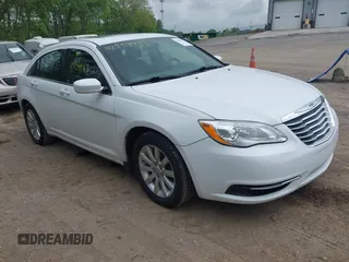 2011 Chrysler 200 Touring z VIN 1C3BC1FBXBN617480, wystawiony jako IAAI lot #42254983 z przebiegiem 184 178 mil mil oraz . Historia ofert i sprzedaży dostępna na DreamBid. Obrazek 1.