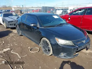 2012 Scion tC z VIN JTKJF5C79C3025063, wystawiony jako IAAI lot #41679076 z przebiegiem 153 272 mil mil oraz . Historia ofert i sprzedaży dostępna na DreamBid. Obrazek 1.