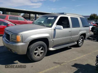 2000 Cadillac Escalade z VIN 1GYEK63R5YR187895, wystawiony jako Copart lot #72468044 z przebiegiem 189 026 mil mil oraz Tytuł czysty. Historia ofert i sprzedaży dostępna na DreamBid. Obrazek 1.