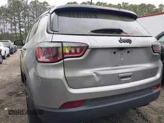 2018 Jeep Compass Latitude with VIN 3C4NJCBB0JT487272, listed as a IAAI auction lot 41955584 with 92,042 mi miles. Bid and sale history available at carsss.com. Image 6.