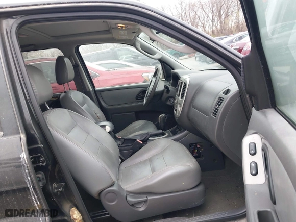 2006 Ford Escape XLT with VIN 1FMYU93126KA06942, listed as a IAAI auction lot 41851023 with 151,695 mi miles. Bid and sale history available at carsss.com. Image 5.