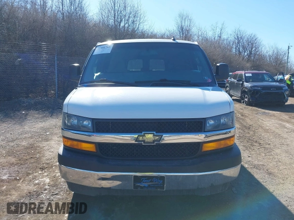 2018 Chevrolet Express Passenger LT z VIN 1GAZGPFGXJ1326392, wystawiony jako IAAI lot #41591765 z przebiegiem 350 366 mil mil oraz . Historia ofert i sprzedaży dostępna na DreamBid. Obrazek 12.
