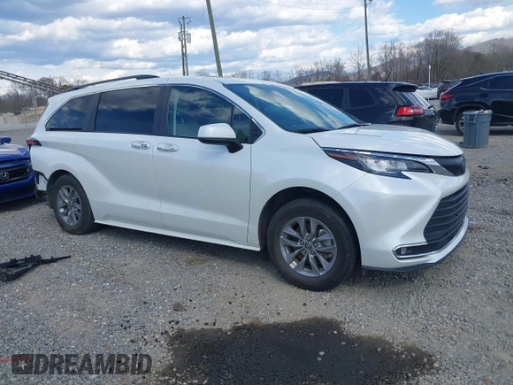 2022 Toyota Sienna XLE with VIN 5TDYRKEC6NS096521, listed as a IAAI auction lot 41882669 with 52,500 mi miles. Bid and sale history available at carsss.com. Image 1.