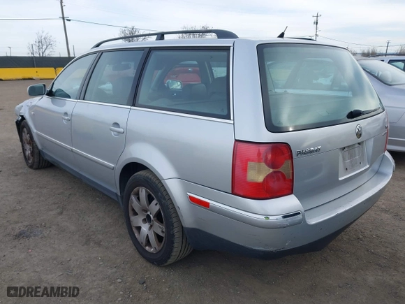 2003 Volkswagen Passat GLX with VIN WVWYH63B73E462624, listed as a IAAI auction lot 41555785 with 166,521 mi miles. Bid and sale history available at carsss.com. Image 3.
