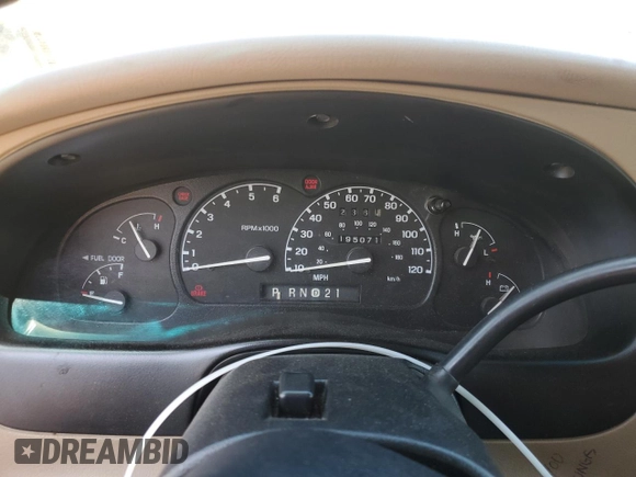 2000 Ford Explorer XLT z VIN 1FMZU63E0YZC04466, wystawiony jako Copart lot #55075205 z przebiegiem 195 071 mil mil oraz Szkoda całkowita • Salvage title. Historia ofert i sprzedaży dostępna na DreamBid. Obrazek 9.