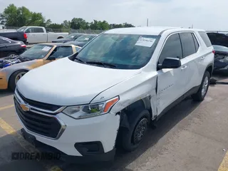 2020 Chevrolet Traverse LS z VIN 1GNERFKW4LJ314465, wystawiony jako IAAI lot #42030246 z przebiegiem 51 800 mil mil oraz . Historia ofert i sprzedaży dostępna na DreamBid. Obrazek 2.