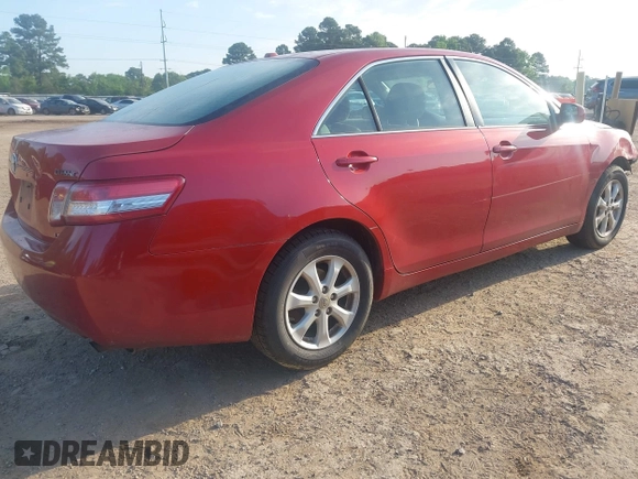 2011 Toyota Camry LE z VIN 4T4BF3EK8BR162507, wystawiony jako IAAI lot #41999186 z przebiegiem 281 657 mil mil oraz . Historia ofert i sprzedaży dostępna na DreamBid. Obrazek 4.