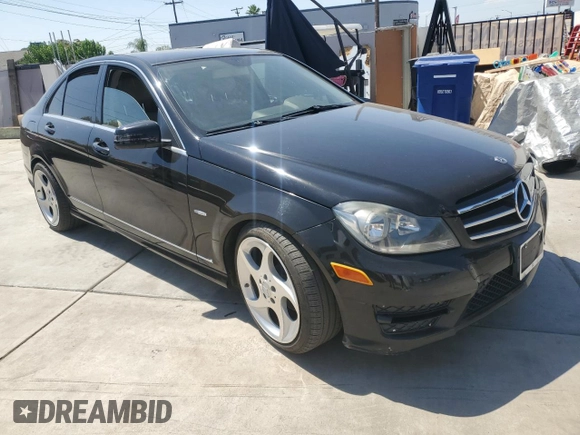 2012 Mercedes-Benz C 250 Sport z VIN WDDGF4HB8CR215271, wystawiony jako Copart lot #63818775 z przebiegiem 100 010 mil mil oraz Szkoda całkowita • Salvage title. Historia ofert i sprzedaży dostępna na DreamBid. Obrazek 1.