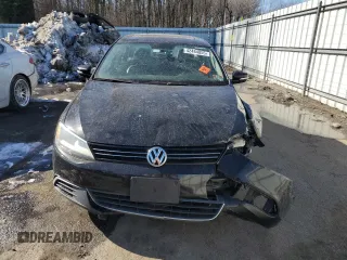 2014 Volkswagen Jetta SE with VIN 3VWD17AJ9EM400204, listed as a Copart auction lot 42484055 with 137,287 mi miles and Salvage title. Bid and sale history available at DreamBid. Image 5.