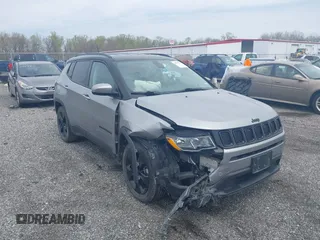 2020 Jeep Compass Altitude z VIN 3C4NJCBB8LT105248, wystawiony jako IAAI lot #42021423 z przebiegiem 93 004 mil mil oraz . Historia ofert i sprzedaży dostępna na DreamBid. Obrazek 1.