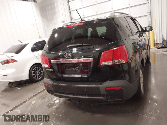 2013 Kia Sorento LX z VIN 5XYKTCA62DG338648, wystawiony jako IAAI lot #42352573 z przebiegiem 164 486 mil mil oraz . Historia ofert i sprzedaży dostępna na DreamBid. Obrazek 16.