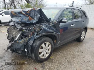2012 Kia Sorento LX z VIN 5XYKTDA2XCG241697, wystawiony jako Copart lot #50511465 z przebiegiem Nie podano mil oraz Szkoda całkowita • Salvage title. Historia ofert i sprzedaży dostępna na DreamBid. Obrazek 1.