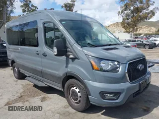 2023 Ford Transit Passenger XL z VIN 1FBAX2C82PKB58582, wystawiony jako IAAI lot #41898895 z przebiegiem 16 416 mil mil oraz . Historia ofert i sprzedaży dostępna na DreamBid. Obrazek 1.