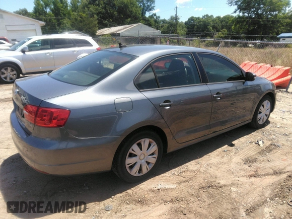 2014 Volkswagen Jetta SE z VIN 3VWD17AJ1EM412833, wystawiony jako IAAI lot #42351497 z przebiegiem 106 705 mil mil oraz . Historia ofert i sprzedaży dostępna na DreamBid. Obrazek 4.
