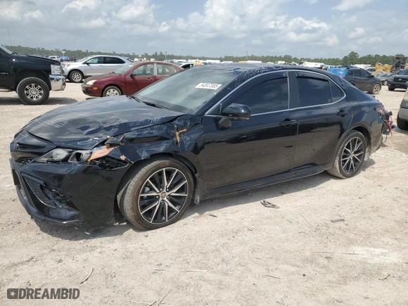 2024 Toyota Camry SE with VIN 4T1T11AK4RU889578, listed as a Copart auction lot 54047385 with 26,991 mi miles and Salvage Title. Bid and sale history available at carsss.com. Image 1.