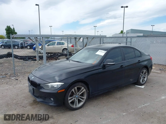 2013 BMW 3 Series 328i xDrive с VIN WBA3B5G51DNS00364, выставлен на аукционе IAAI как лот 42256459 с пробегом 110 970 миль миль и . История ставок и продаж доступна на DreamBid. Изображение 2.