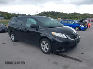 2014 Toyota Sienna LE AAS z VIN 5TDKK3DC5ES413397, wystawiony jako IAAI lot #37866239 z przebiegiem 104 091 mil mil oraz . Historia ofert i sprzedaży dostępna na DreamBid. Obrazek 1.