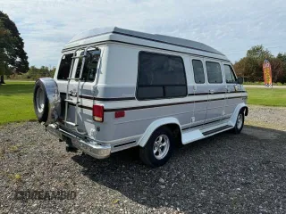 1990 GMC Vandura z VIN 1GDEG25K5L7522525, wystawiony jako Copart lot #75007594 z przebiegiem 91 857 mil mil oraz Szkody całkowita. Historia ofert i sprzedaży dostępna na DreamBid. Obrazek 4.