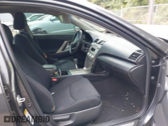 2011 Toyota Camry LE z VIN 4T1BF3EK5BU604704, wystawiony jako IAAI lot #39739905 z przebiegiem 184 706 mil mil oraz . Historia ofert i sprzedaży dostępna na DreamBid. Obrazek 5.