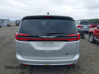 2024 Chrysler Pacifica Hybrid Select z VIN 2C4RC1S75RR156715, wystawiony jako IAAI lot #42496843 z przebiegiem 10 686 mil mil oraz . Historia ofert i sprzedaży dostępna na DreamBid. Obrazek 16.