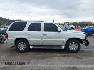 2005 Cadillac Escalade z VIN 1GYEK63N25R190908, wystawiony jako IAAI lot #41882135 z przebiegiem 243 333 mil mil oraz . Historia ofert i sprzedaży dostępna na DreamBid. Obrazek 13.