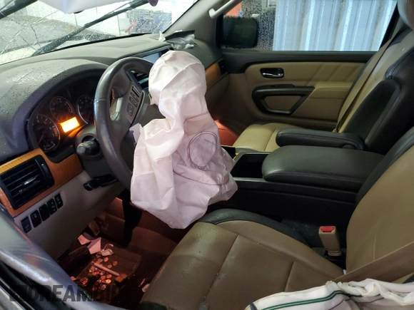 2015 Nissan Armada Platinum z VIN 5N1BA0NFXFN620977, wystawiony jako Copart lot #47793445 z przebiegiem 172 514 mil mil oraz Szkoda całkowita • Salvage title. Historia ofert i sprzedaży dostępna na DreamBid. Obrazek 7.