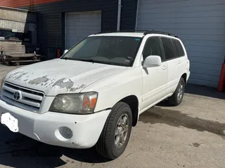 2004 Toyota Highlander z VIN JTEEP21A540013137, wystawiony jako Copart lot #57712075 z przebiegiem 332 592 mil mil oraz Czysty tytuł • Clean title. Historia ofert i sprzedaży dostępna na DreamBid. Obrazek 2.