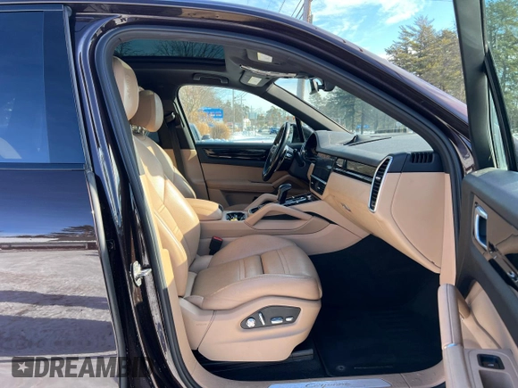 2019 Porsche Cayenne z VIN WP1AA2AY7KDA05952, wystawiony jako Copart lot #42854295 z przebiegiem 139 028 mil mil oraz Czysty tytuł • Clean title. Historia ofert i sprzedaży dostępna na DreamBid. Obrazek 5.