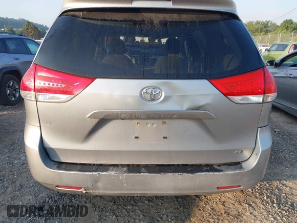 2014 Toyota Sienna LE AAS z VIN 5TDKK3DC8ES433739, wystawiony jako IAAI lot #42680907 z przebiegiem 188 589 mil mil oraz . Historia ofert i sprzedaży dostępna na DreamBid. Obrazek 18.