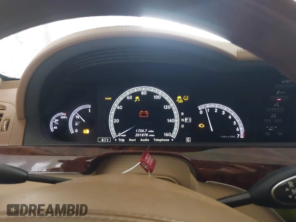 2010 Mercedes-Benz S 550 z VIN WDDNG8GB1AA352707, wystawiony jako IAAI lot #42362577 z przebiegiem 201 878 mil mil oraz . Historia ofert i sprzedaży dostępna na DreamBid. Obrazek 7.