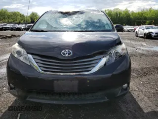 2014 Toyota Sienna Limited z VIN 5TDDK3DC5ES086024, wystawiony jako Copart lot #56299555 z przebiegiem 136 876 mil mil oraz Szkoda całkowita • Salvage title. Historia ofert i sprzedaży dostępna na DreamBid. Obrazek 5.