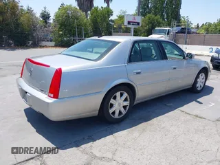 2006 Cadillac DTS 1SC z VIN 1G6KD57Y96U231893, wystawiony jako IAAI lot #42455221 z przebiegiem 135 807 mil mil oraz . Historia ofert i sprzedaży dostępna na DreamBid. Obrazek 4.