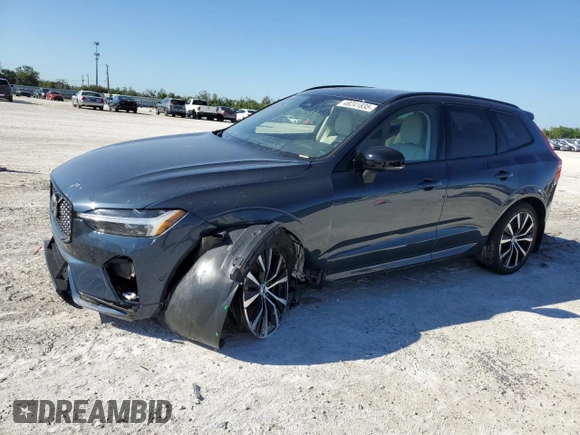 2025 Volvo XC60 Plus z VIN YV4M12RC4S1012704, wystawiony jako Copart lot #48241835 z przebiegiem 4 893 mil mil oraz Szkoda całkowita • Salvage title. Historia ofert i sprzedaży dostępna na DreamBid. Obrazek 1.