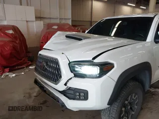 2021 Toyota Tacoma SR z VIN 5TFCZ5AN1MX268370, wystawiony jako IAAI lot #41922632 z przebiegiem 50 358 mil mil oraz . Historia ofert i sprzedaży dostępna na DreamBid. Obrazek 6.