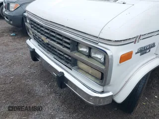 1994 Chevrolet Chevy Van z VIN 1GBEG25K7RF187968, wystawiony jako IAAI lot #41805666 z przebiegiem 224 279 mil mil oraz . Historia ofert i sprzedaży dostępna na DreamBid. Obrazek 6.