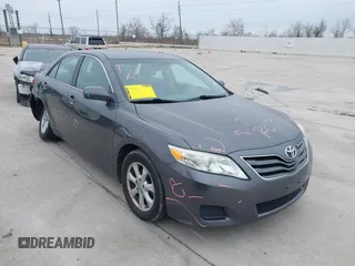 2011 Toyota Camry LE z VIN 4T4BF3EK5BR216944, wystawiony jako IAAI lot #41375638 z przebiegiem 141 090 mil mil oraz . Historia ofert i sprzedaży dostępna na DreamBid. Obrazek 1.