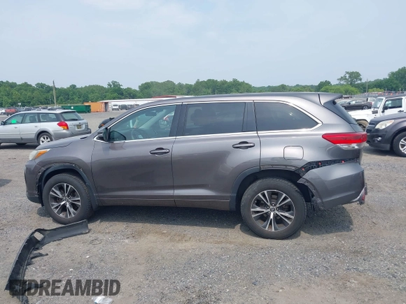 2018 Toyota Highlander LE z VIN 5TDBZRFH3JS841728, wystawiony jako IAAI lot #42424705 z przebiegiem 93 473 mil mil oraz . Historia ofert i sprzedaży dostępna na DreamBid. Obrazek 14.