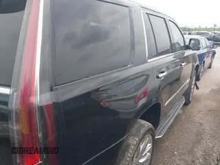 2017 Cadillac Escalade Luxury z VIN 1GYS3BKJ4HR348466, wystawiony jako IAAI lot #40900327 z przebiegiem 85 306 mil mil oraz . Historia ofert i sprzedaży dostępna na DreamBid. Obrazek 4.