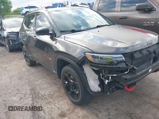 2023 Jeep Compass Trailhawk z VIN 3C4NJDDNXPT536872, wystawiony jako IAAI lot #42437282 z przebiegiem 28 293 mil mil oraz . Historia ofert i sprzedaży dostępna na DreamBid. Obrazek 1.