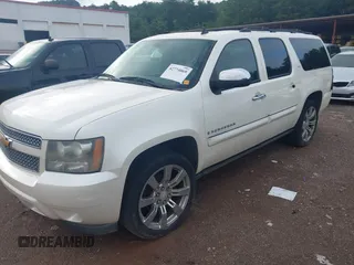 2008 Chevrolet Suburban LTZ z VIN 1GNFC160X8R221599, wystawiony jako IAAI lot #42774069 z przebiegiem 135 406 mil mil oraz . Historia ofert i sprzedaży dostępna na DreamBid. Obrazek 2.