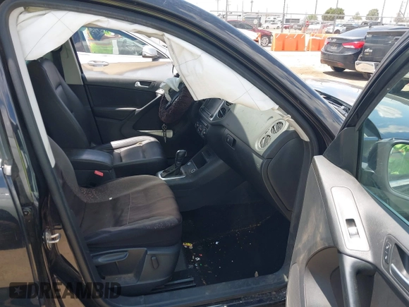 2017 Volkswagen Tiguan Wolfsburg Edition z VIN WVGSV7AX1HW503670, wystawiony jako IAAI lot #42235251 z przebiegiem 88 477 mil mil oraz . Historia ofert i sprzedaży dostępna na DreamBid. Obrazek 5.