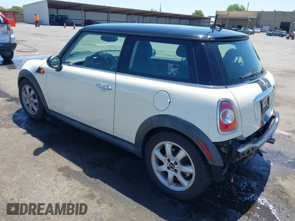 2013 MINI Hardtop z VIN WMWSU3C59DT544374, wystawiony jako IAAI lot #42302212 z przebiegiem 76 856 mil mil oraz . Historia ofert i sprzedaży dostępna na DreamBid. Obrazek 3.