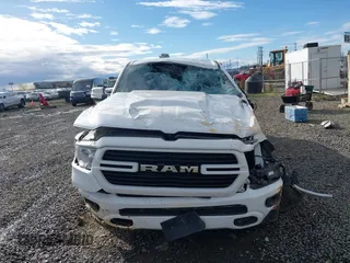 2020 Ram 1500 Big Horn z VIN 1C6SRFFT7LN128110, wystawiony jako IAAI lot #41885725 z przebiegiem 124 043 mil mil oraz . Historia ofert i sprzedaży dostępna na DreamBid. Obrazek 13.