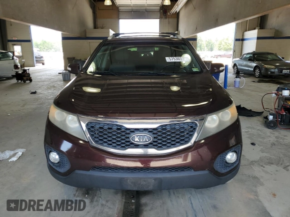 2012 Kia Sorento LX z VIN 5XYKT4A60CG238343, wystawiony jako Copart lot #57530375 z przebiegiem 268 748 mil mil oraz Czysty tytuł • Clean title. Historia ofert i sprzedaży dostępna na DreamBid. Obrazek 5.