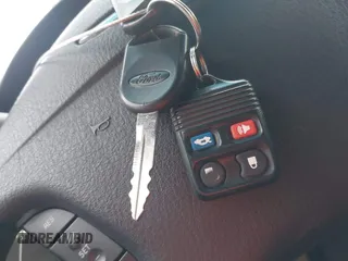 2003 Ford Thunderbird Deluxe z VIN 1FAHP60A53Y101461, wystawiony jako IAAI lot #41797831 z przebiegiem 64 760 mil mil oraz . Historia ofert i sprzedaży dostępna na DreamBid. Obrazek 11.