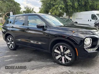 2025 Mitsubishi Outlander SEL z VIN JA4J3VA82SZ017730, wystawiony jako Copart lot #58601445 z przebiegiem 3300 mil mil oraz Czysty tytuł • Clean title. Historia ofert i sprzedaży dostępna na DreamBid. Obrazek 1.