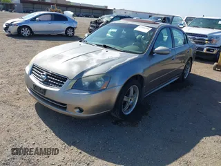 2005 Nissan Altima SE z VIN 1N4BL11E25N493521, wystawiony jako IAAI lot #42259248 z przebiegiem 141 651 mil mil oraz . Historia ofert i sprzedaży dostępna na DreamBid. Obrazek 2.